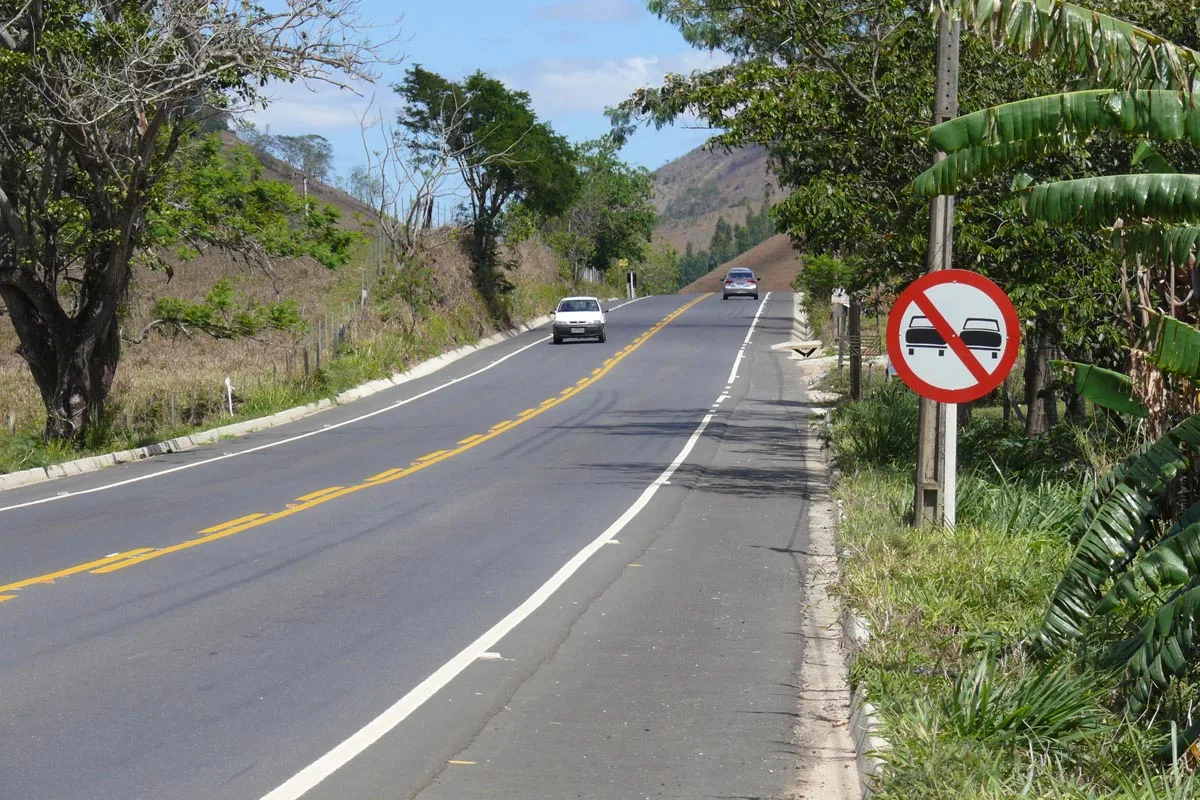 Duas mulheres morrem e dois ficam feridos após manilha atingir carro em Alegre