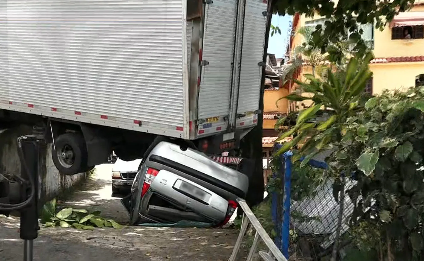 Caminhão desce ladeira e atinge carro em Vila Velha