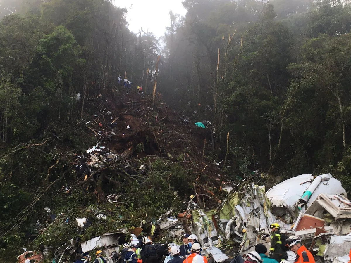 Luzes começaram a se apagar e o avião caiu 40 ou 50 segundos depois, diz comissária de bordo sobrevivente