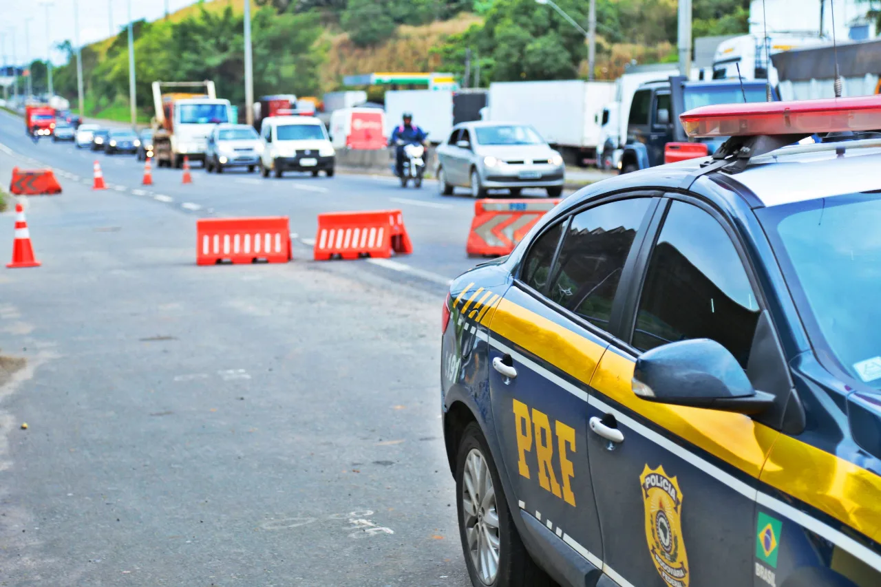 PRF prende homem com fuzis que seriam levados para a Rocinha