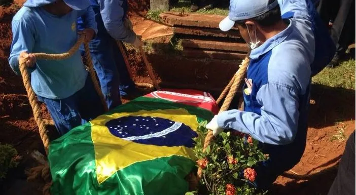 Corpo do sertanejo Cristiano Araújo é enterrado em Goiânia