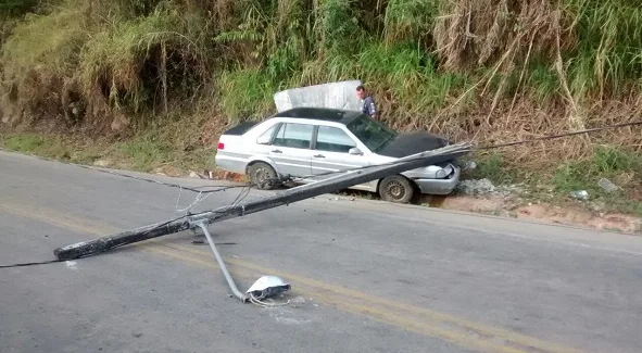 Em Vargem Alta, carro que seguia para a 262 perde controle e bate em poste