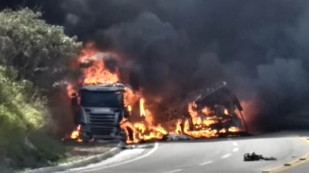 Acidente na BR 101 Sul deixa 11 mortos e pelo menos 10 feridos