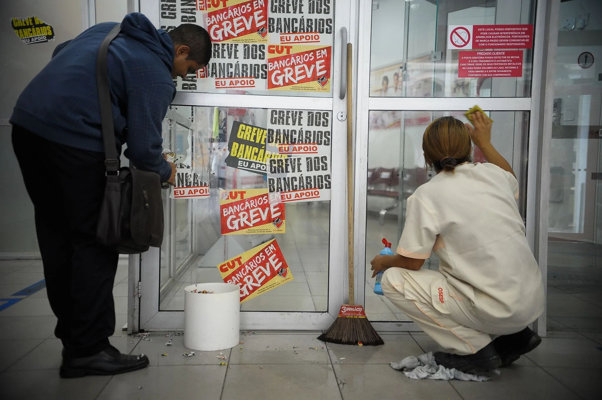 Rio de Janeiro – Os bancários da maior parte do país encerraram nessa segunda-feira (26) a greve da categoria, que durou 21 dias. Funcionários retiram adesivos de greve das agências.