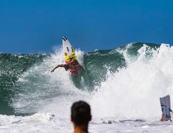 Adriano de Souza e Italo Ferreira vão à 4ª rodada em etapa do surfe em Gold Coast