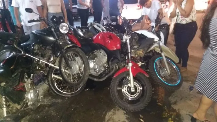 Carro atinge motos e quase atropela clientes de pizzaria em Cachoeiro. Veja o vídeo!