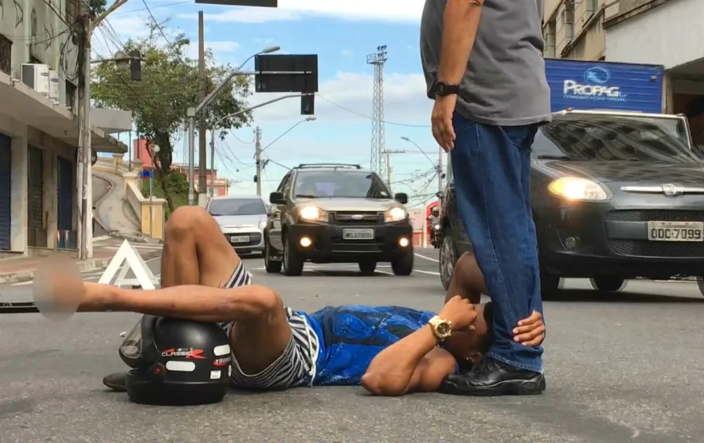 Motociclista e carona ficam feridos após baterem em carro no Centro de Vitória