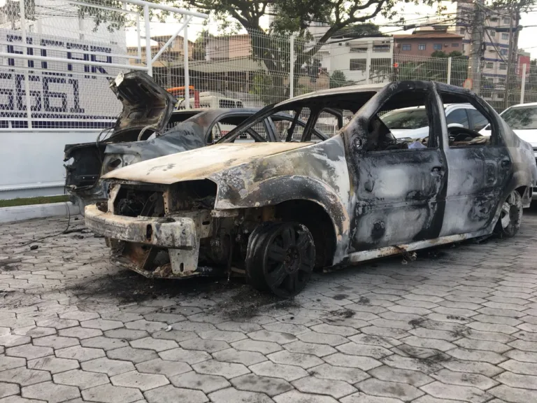 Carros são incendiados no mesmo bairro em Vila Velha