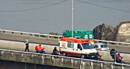 Acidente envolvendo moto e carro deixa trânsito lento na Segunda Ponte nesta manhã