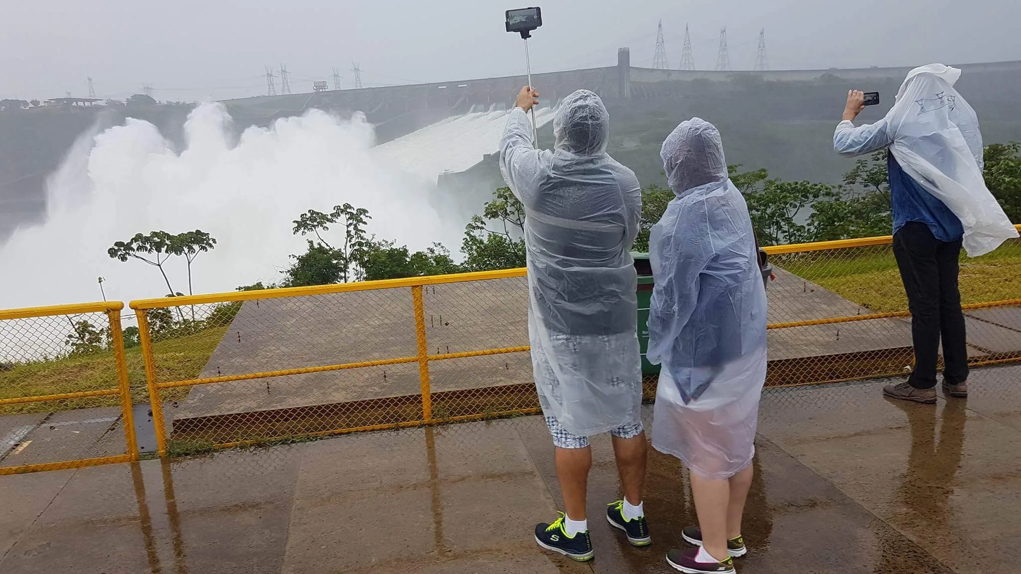 Chuvas obrigam usina de Itaipu a abrir as comportas para escoar excedente de água