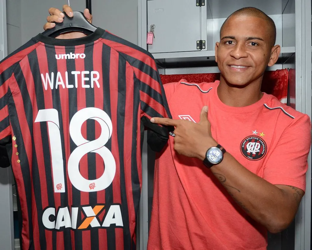 Após ser ameaçado por organizada, Walter pede desculpas à torcida do Atlético-PR