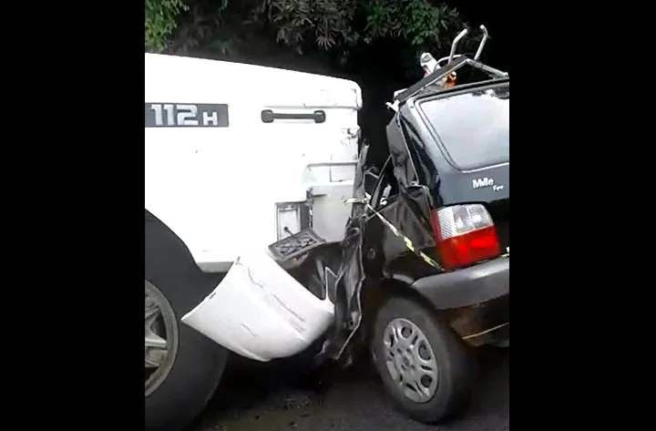 Grave acidente entre caminhão e carro mata uma pessoa e interdita BR 101 no Sul do ES