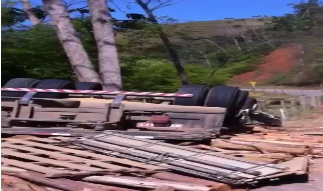 Caminhoneiro morre após caminhão tombar na Rodovia ES 185 em Ibitirama