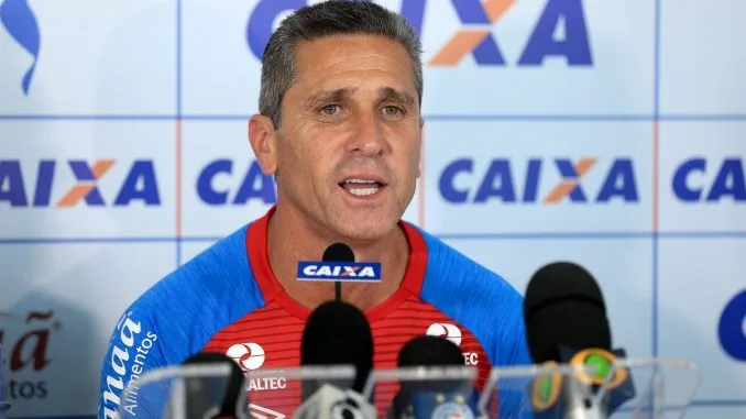 Bahia anuncia ex-lateral Jorginho como substituto de Guto Ferreira