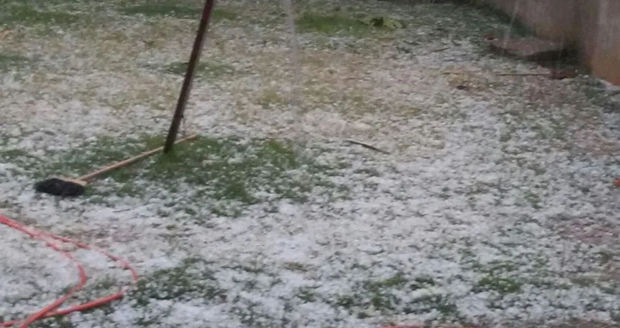 Chuva de granizo e ventania provocam estragos na região Serrana do ES