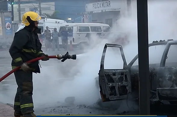 Carro pega fogo na Vila Rubim e assusta motorista de Iúna