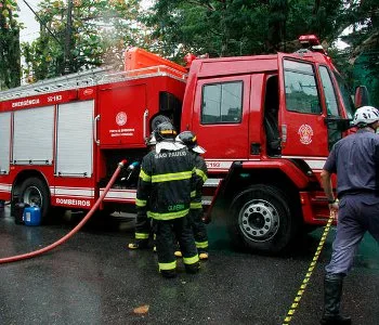 Bombeiros fazem escavação manual para localizar corpos