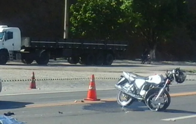 Acidente entre moto e carreta deixa um morto na BR-101 em Mimoso do Sul