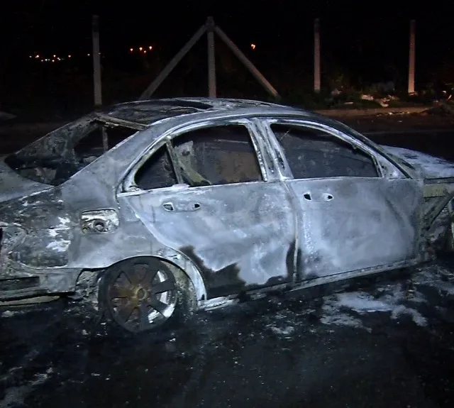 Carros batem de frente e veículo pega fogo em rodovia de Vila Velha