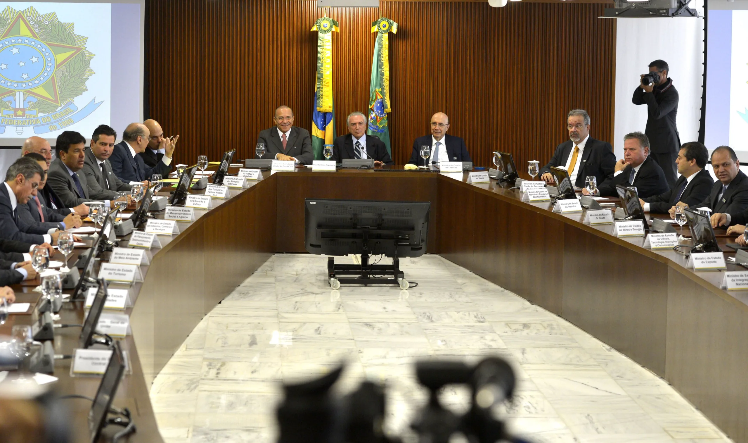 Temer faz primeira reunião ministerial como presidente em exercício