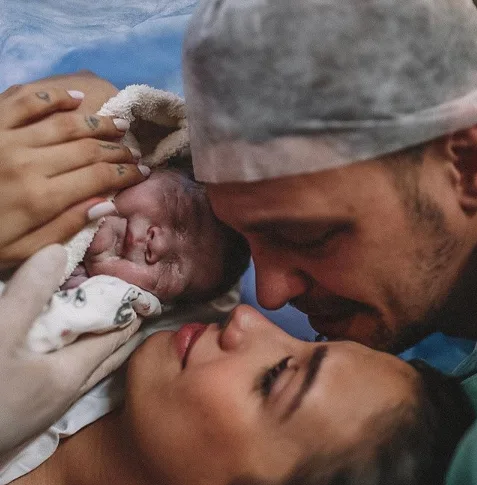 Gabi Brandt posa amamentando e posta foto do bebê na maternidade