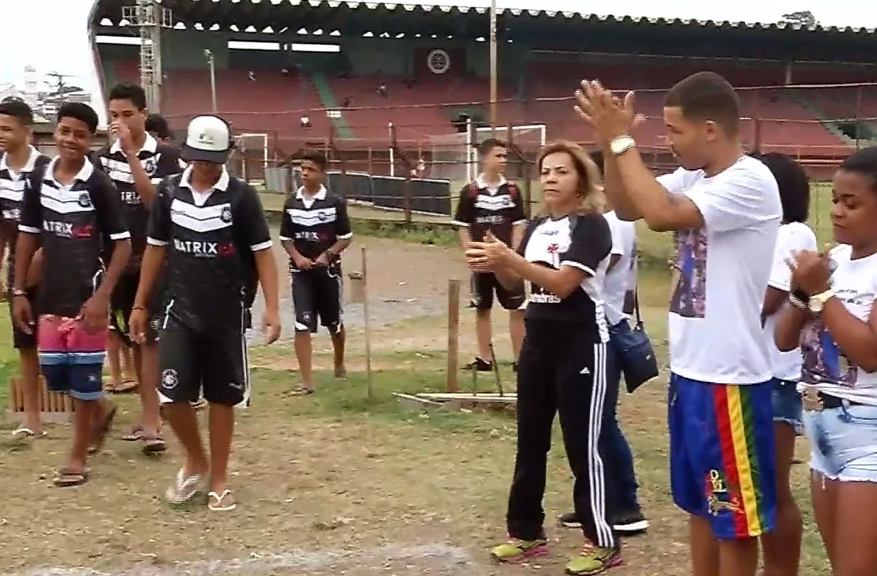 Jogadores fazem homenagem a treinador assassinado em Cariacica