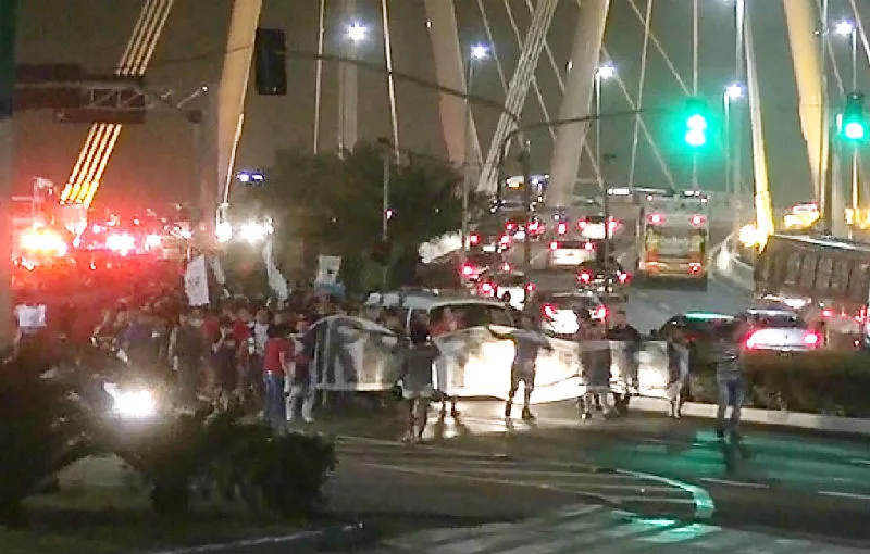 Manifestantes contrários ao governo de Michel Temer fazem protesto em Vitória