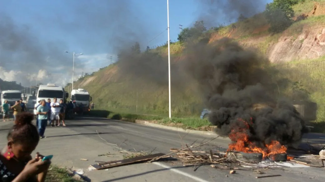 Manifestantes interditam completamente Rodovia do Contorno, em Cariacica