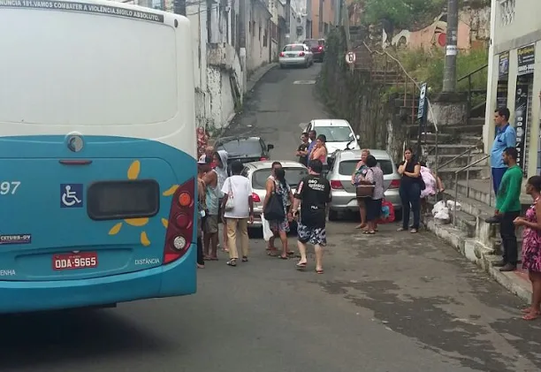 Homem é atropelado por ônibus ao tentar atravessar avenida fora da faixa em Vitória