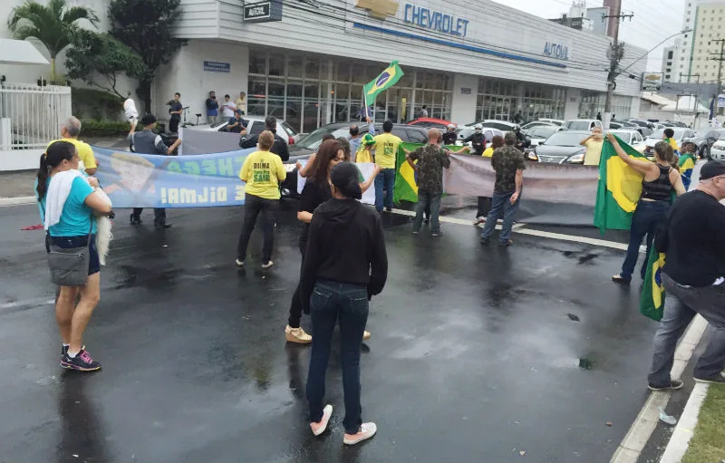 Manifestação contra o Governo Federal deixa o trânsito lento na Reta da Penha