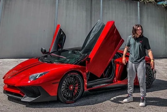 Whindersson Nunes ostenta lamborghini em Orlando