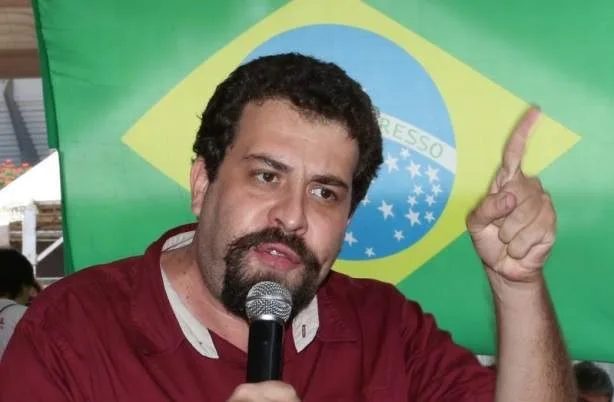 Movimentos sociais não vão assistir 'passivamente' à prisão de Lula, diz Boulos