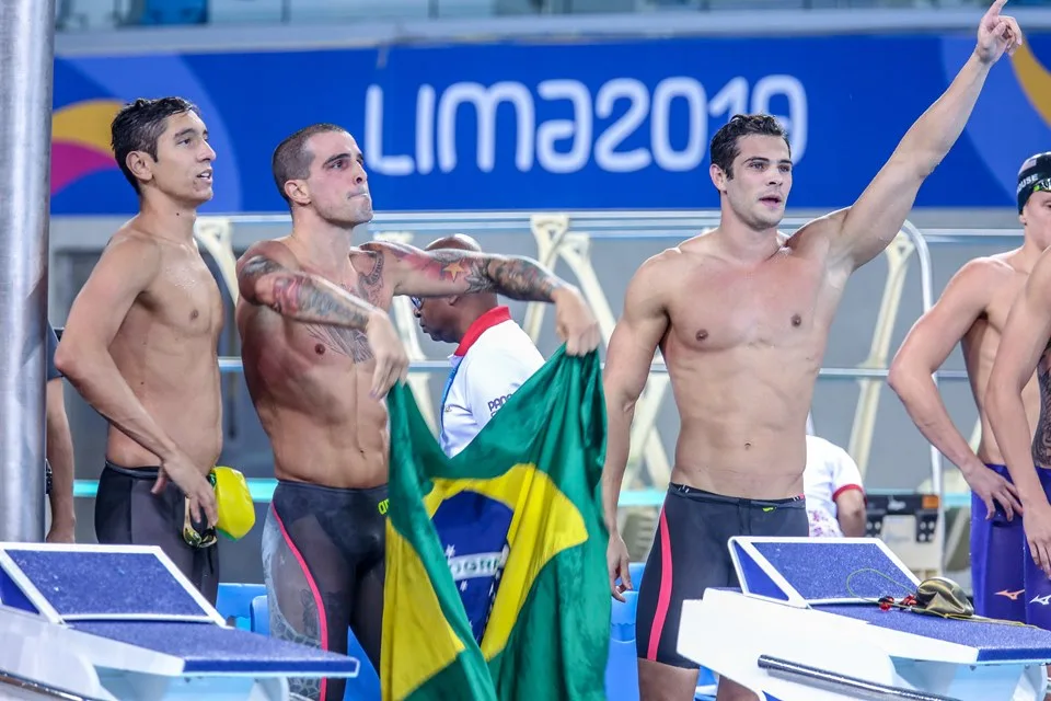 Revezamento dos EUA é desclassificado e Brasil leva ouro nos 4x100m misto do Pan