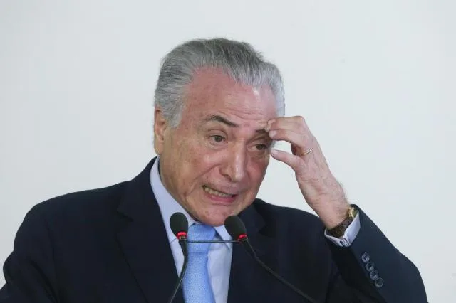 Presidente ignora gritos de 'Fora Temer' em cerimônia no Rio