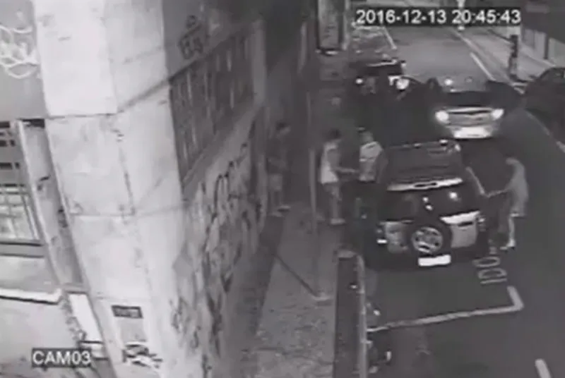 Idoso é rendido por bandidos e tem o carro roubado no Centro de Vitória. Veja o vídeo!