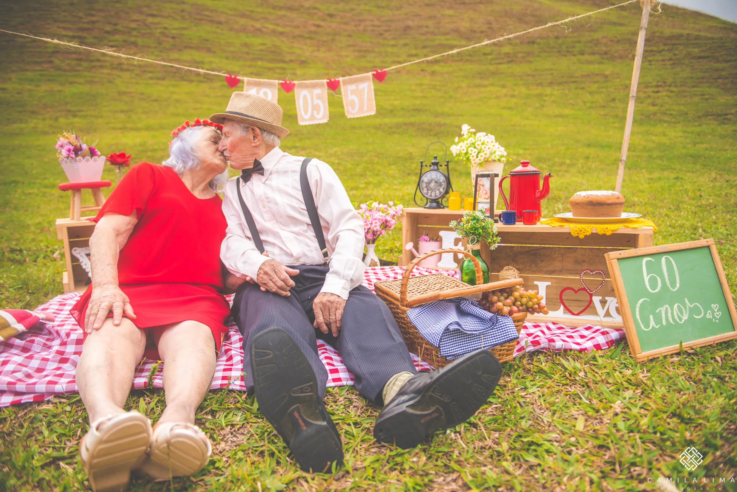 Casal de idosos faz ensaio 'pra lá de fofo' para celebrar 60 anos de casados