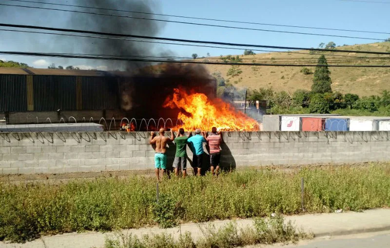 Incêndio atinge transportadora por mais de 7 horas e destrói carro de funcionário em Cariacica