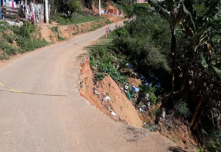 Erosão derruba parte de rua em Cariacica