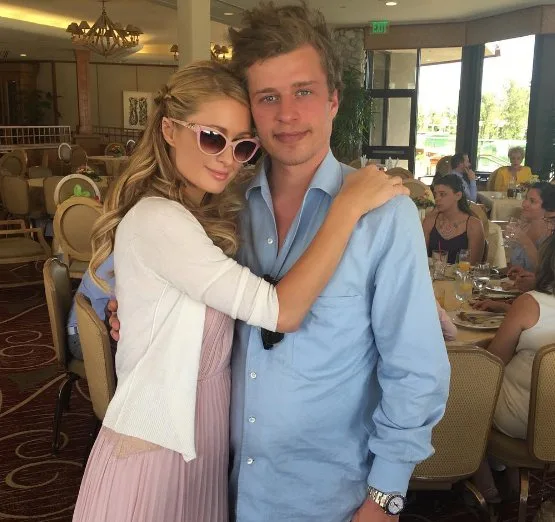 Irmão de Paris Hilton é liberado após passar dois meses preso