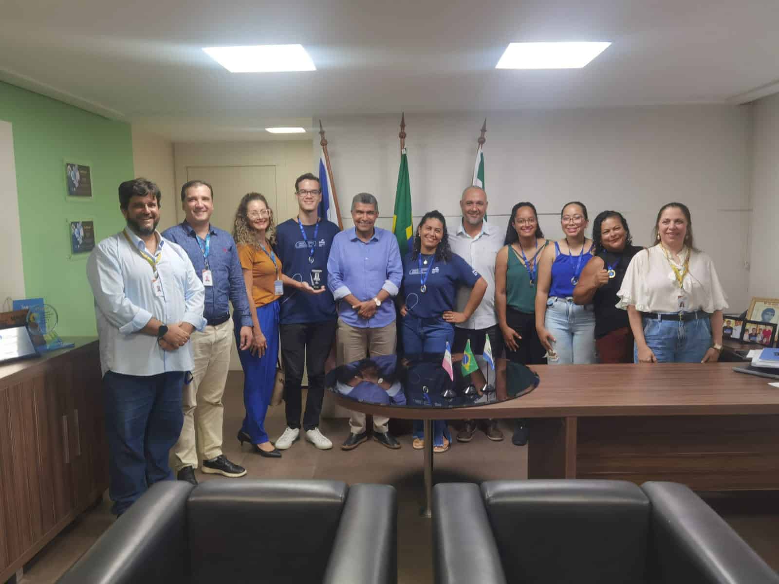 Foto dos alunos do Senac-ES receberam premiação do prefeiro da Serra, Sergio Vidigal