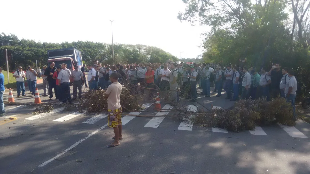 Funcionários da Samarco voltam a protestar contra possíveis demissões em Anchieta