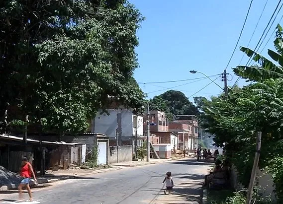 Criança é atropelada e moradores fecham rua em protesto em Cariacica