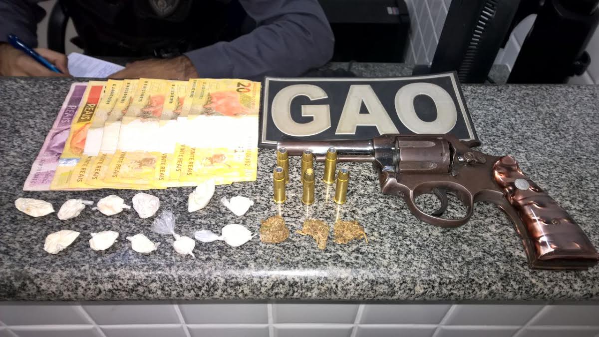 "Playboy" é preso com arma e droga durante festa em Muniz Freire