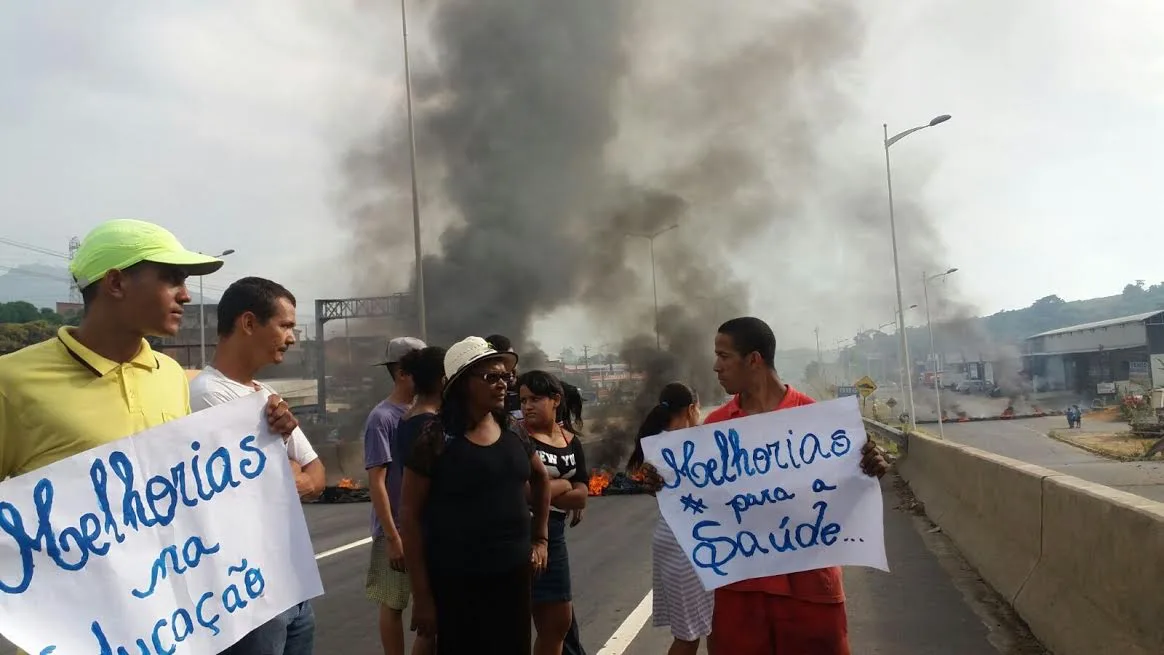 Protesto deixa trânsito complicado na Rodovia do Contorno, em Cariacica