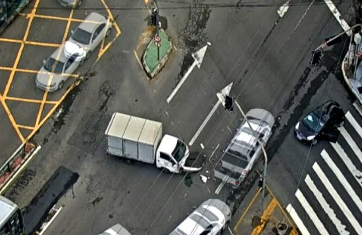 Acidente entre caminhão e carro deixa trânsito lento em avenida de Vitória