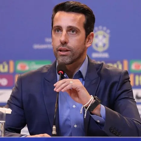 Liderado por Edu Gaspar, elenco do Arsenal acelera procura por técnico para superar crise