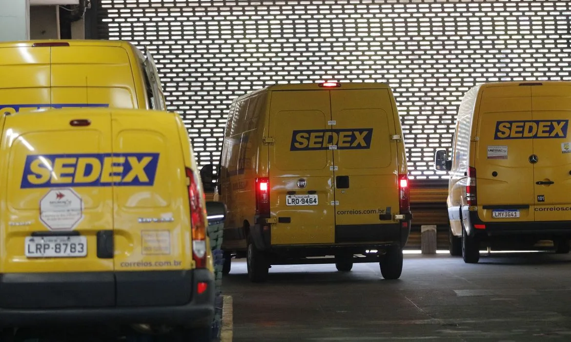 Movimento no Centro de Tratamento de Encomendas dos Correios, em Benfica