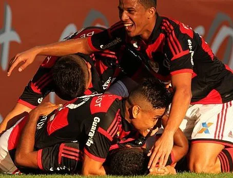 Flamengo vence o Coritiba na despedida do Maracanã