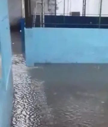 Chuva causa alagamentos escola que funciona como zona eleitoral em Cariacica