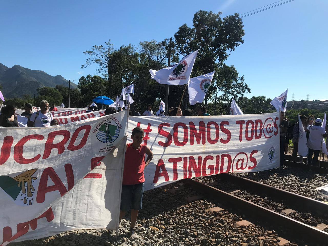 Linha de trem da Vale é ocupada por atingidos por rejeitos de minérios de barragens